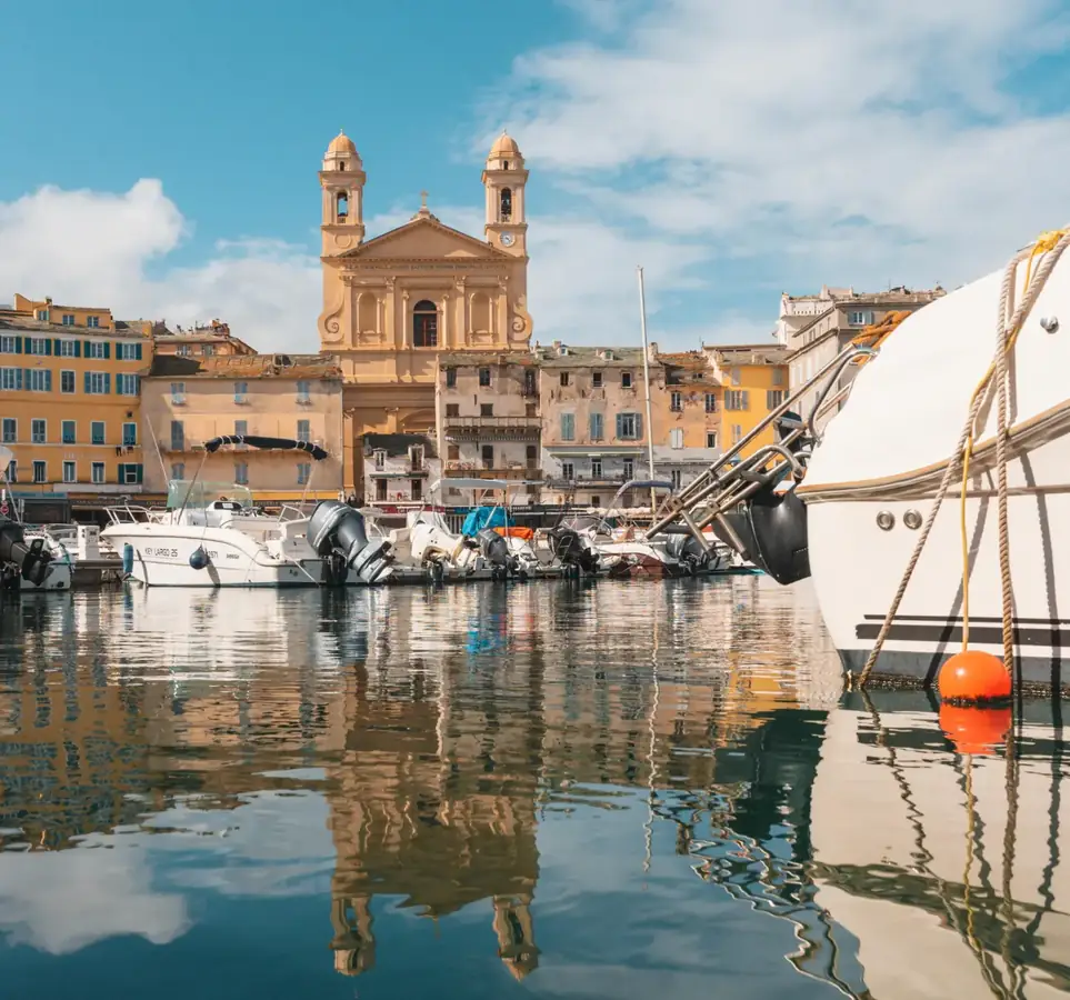 Vieux Port de Bastia - vue panoramique avec bateaux et maisons colorées, Corse